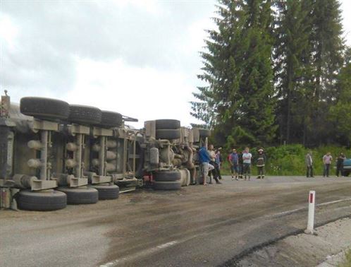 Un brailean s-a rasturnat cu TIR-ul plin cu porumb in judetul Suceava