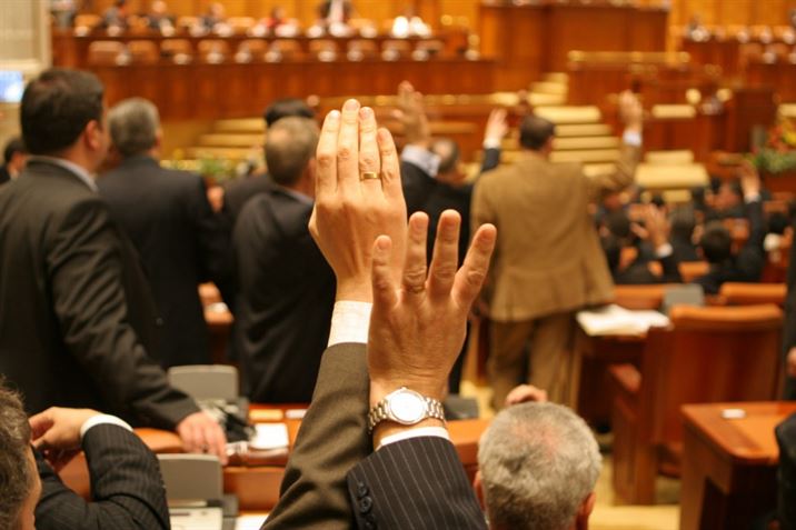 Votul pentru sefia Senatului, în plenul de astazi. Vezi candidatii 