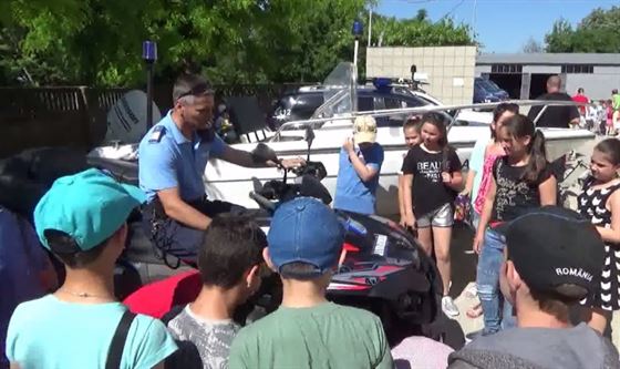Video: Copii de la Scoala Puskin si Gradinita Arlechino i-au vizitat pe jandarmi