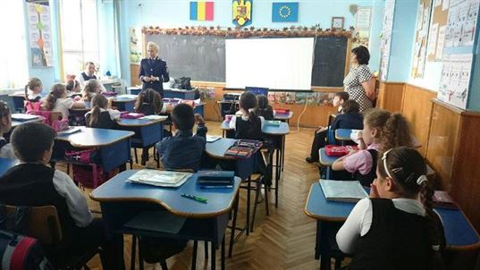 Politistii s-au intalnit cu elevi din scolile brailene