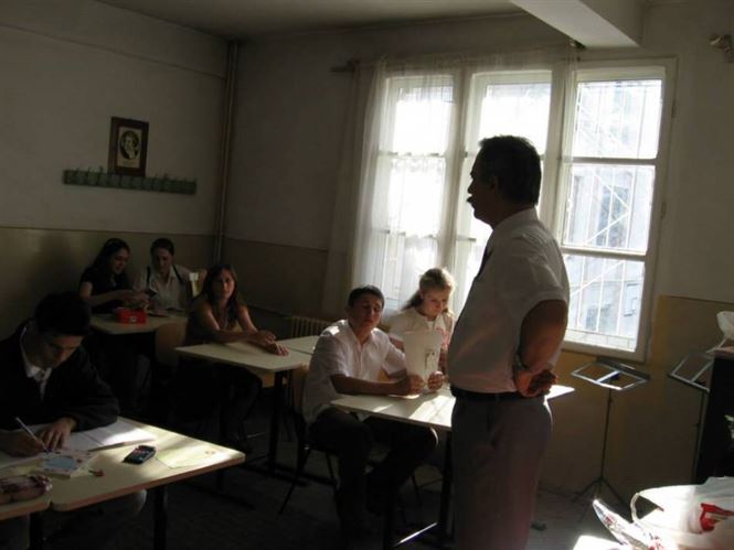 Un profesor vrea sa intre cu arma in sala de clasa