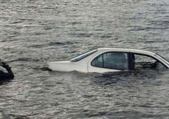 Un tanar in stare de ebrietate a intrat cu masina pana in Dunare