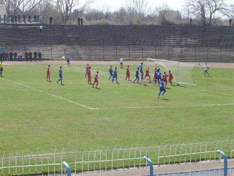 mingea l-a depasit pe portar dar Campeanu nu poate trimite pe poarta