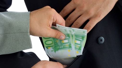 Cercetat sub control judiciar pentru dare de mita