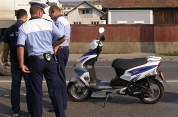Conducea fara permis, un moped declarat furat