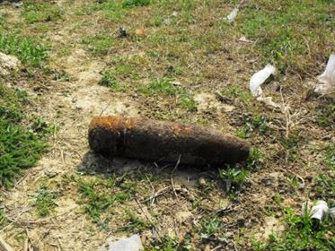 Proiectil neexplodat gasit pe un teren agricol din comuna Romanu