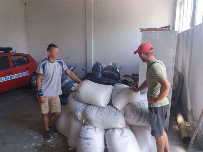 Polițiștii de frontieră brăileni au recuperat aproximativ 900 kg de orz sustras de pe o barjă aflată în rada Portului Brăila