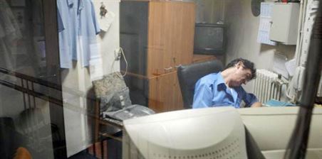 Prinsi dormind in timpul serviciului