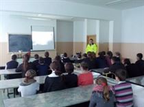 Politistii fac educatie rutiera in gradinite si scoli. Galerie Foto Politistii fac educatie rutiera in gradinite si scoli. Galerie Foto