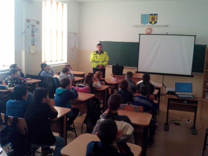 Luni incepe noul an scolar