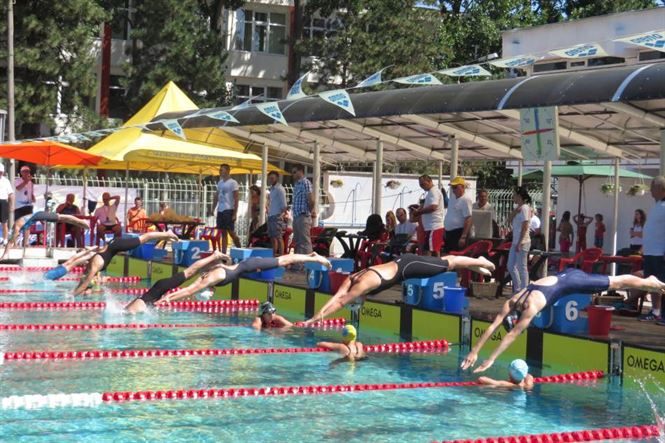 start la 100 m liber fete de 12 ani