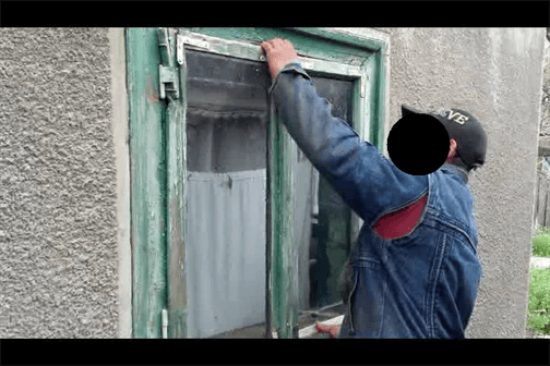 Dupa o cearta cu parintii s-a refugiat intr-o locuinta a unei batrane