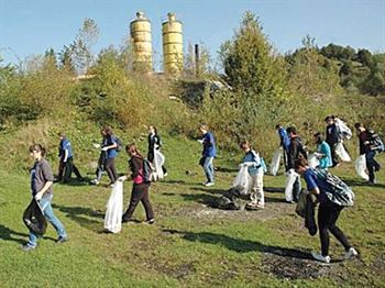 18 voluntari din Belgia si 10 din Braila ajuta la ecologizarea comunei Siliştea